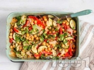 Рецепта Печени зеленчуци – тиквички, чушки и лук с нахут и лимонов дресинг на фурна